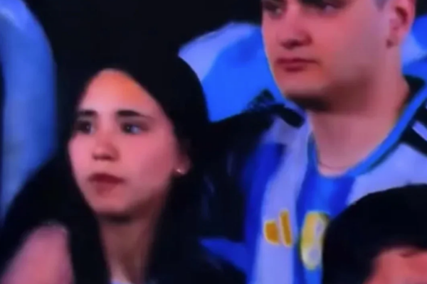 Momenti i sikletshëm gjatë lamtumirës së Messit, e reja i largon dorën të dashurit pasi sheh… kamerat (Video)