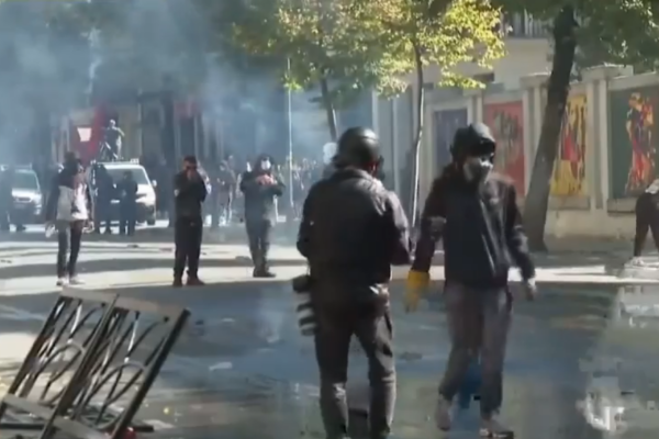 Tensione para Ministrisë së Arsimit, përplasje fizike mes protestuesve dhe policisë