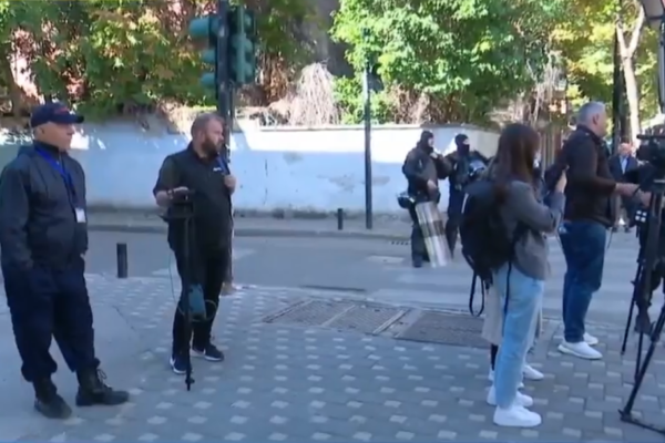 Protesta e studentëve dhe gjimnazistëve, policia në gatishmëri para Ministrisë së Arsimit