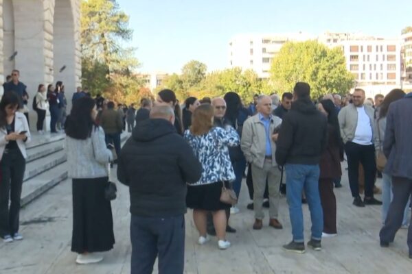 Pedagogët në marshim në sheshin para Universitetit Politeknik në mbështetje të studentëve protestues