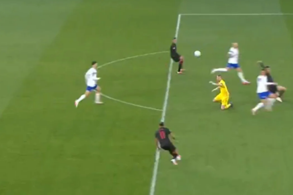 Kuqezinjtë nuk u besojnë syve, arbitri dhe VAR-i nuk akordojnë penallti pas ndërhyrjes ndaj Uzunit (Video)