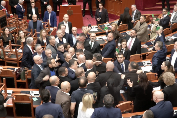Tensionet në seancë/ Sekretariati i Etikës përjashton me nga 60 ditë 6 deputetë të PD-së
