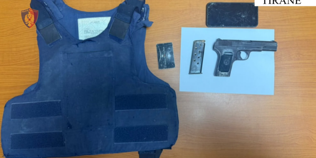Me arrest shtëpie dhe i armatosur, 41-vjeçari kapet me pistoletë dhe jelek antiplumb në Tiranë