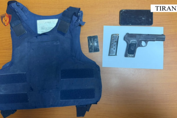 Me arrest shtëpie dhe i armatosur, 41-vjeçari kapet me pistoletë dhe jelek antiplumb në Tiranë