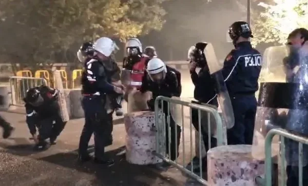 Shtrohen te Trauma 2 efektivë policie dhe 4 protestues. Paraqiten në gjendje të mirë shëndetësore