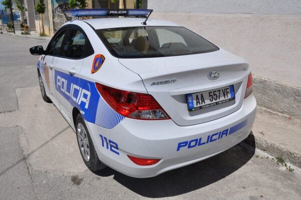 Tiranë/ Shpërthim me lëndë plasëse në oborrin e një banese, dëmtohen dy automjete
