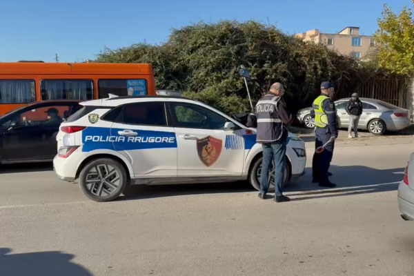 Aksident në Fier–Patos, makina përplas të moshuarën, dërgohet në spital