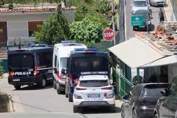 Shpërthim me lëndë plasëse në Bathore, dëmtohet banesa e një 55-vjeçari dhe një automjet