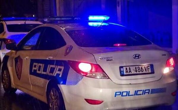 Tiranë, një person gjendet i vdekur brenda një automjeti. Policia: Dyshohet se është vrarë me armë zjarri