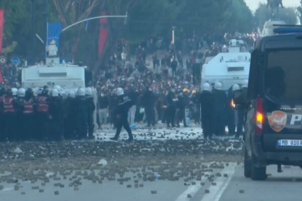 15 të lënduar nga përplasjet në protestë, mes tyre 9 protestues, 5 efektivë dhe 1 kalimtar    