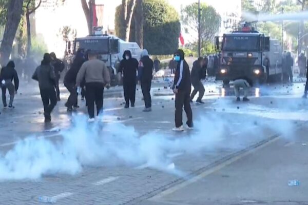 Dhuna në protesta/ MSH bën bilancin e të plagosurve: 320 të lënduar, mes tyre 92 protestues dhe 192 efektivë policie