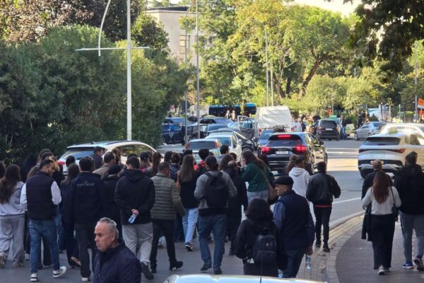 Mbi dy javë protestë, studentët dhe qytetarët mblidhen para Parlamentit, marshojnë drejt Ministrisë së Arsimit