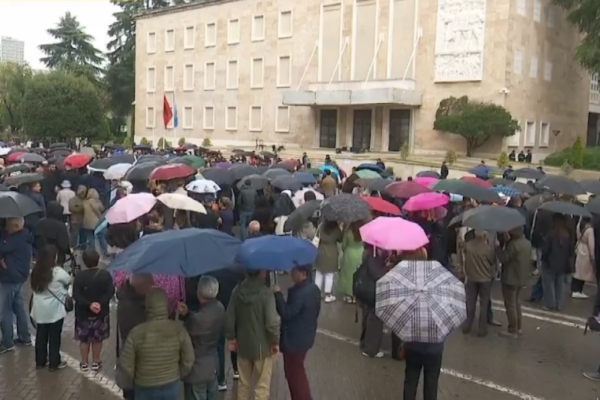 Dita e 9-të e protestës/ Rama i kërkoi dialog, protestuesit përmbysin karriget, kërkojnë dorëheqjen e tij