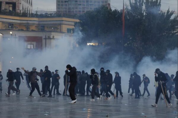 23 të lënduar nga protesta e djeshme në Tiranë, mes tyre protestues, policë, gazetarë dhe deputet