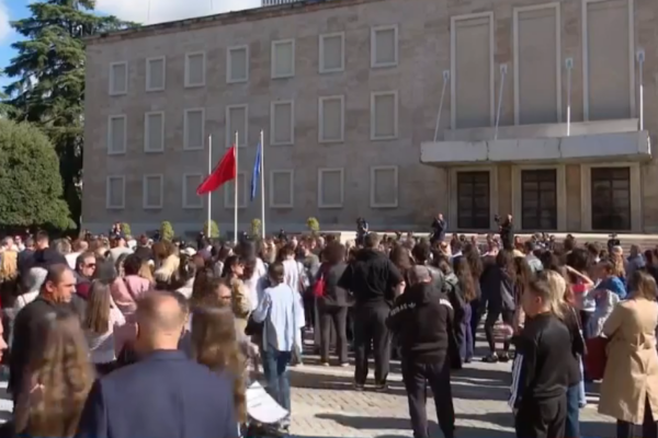 Protesta e studentëve, pedagogët dhe personeli shëndetësor u bashkohen tubimit para Kryeministrisë