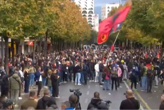 Dita e 13-të e protestës, studentët mblidhen para Ministrisë së Arsimit