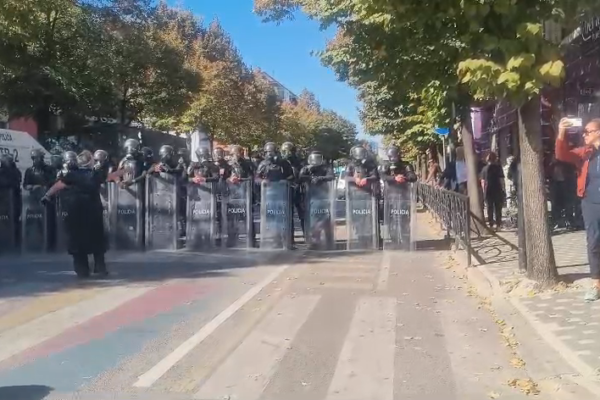 Nis grumbullimi i protestuesve para Ministrisë së Arsimit, policia krijon kordon sigurie