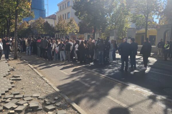 Studentët në ditën e 16-të të protestës, marshojnë nga Ministria e Arsimit te Fakulteti Ekonomike
