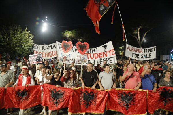Protesta në Tiranë shënon ditën e 124-të. Marshim nga sheshi “Skënderbej” drejt Kryeministrisë