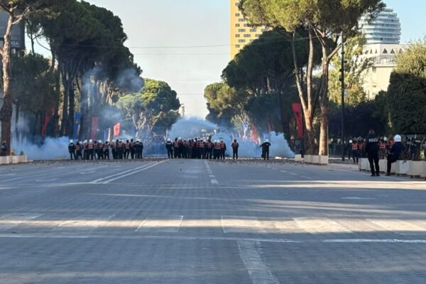 Live/Tensione në bulevardin “Dëshmorët e Kombit”, protestuesit hedhin gurë dhe molotovë, policia përgjigjet me ujë dhe gaz lotsjellës