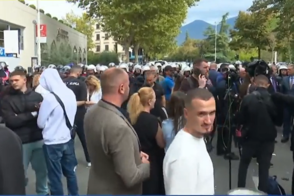 Tensionet gjatë protestës kundër “Territoriales”, gazetarja jep detaje: U hodh spraj lotsjellës, disa të lënduar