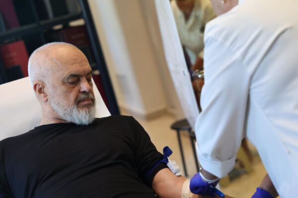 Rama i bashkohet fushatës vullnetare të dhurimit të gjakut
