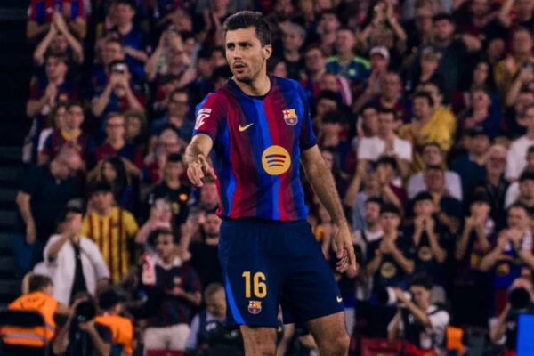 Flick e sheh veten në hall para PSG-së, Rodri do të luajë nesër në një pozitë të pazakontë për të