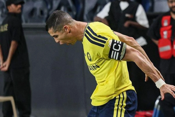 Cristiano Ronaldo i jep vetes epitetin e më të mirit në histori