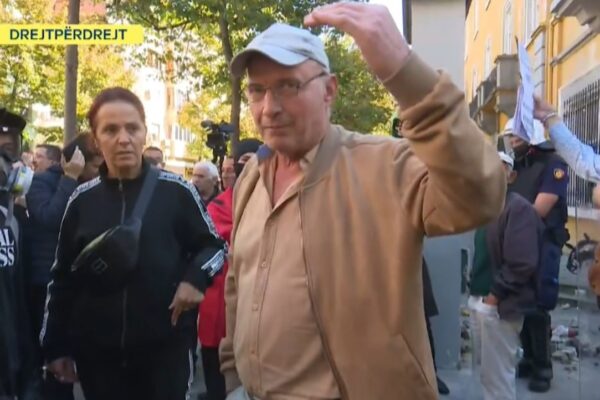 Incident gjatë protestës, qytetari goditet kamerën e RTSH-së