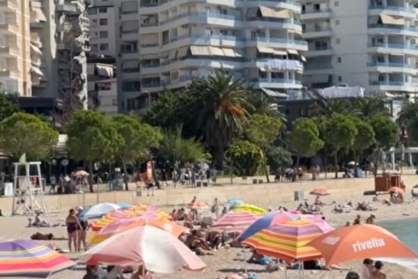 Turistët shijojnë ditët me diell dhe detin, plazhet e Sarandës vazhdojnë të mbushura edhe në tetor