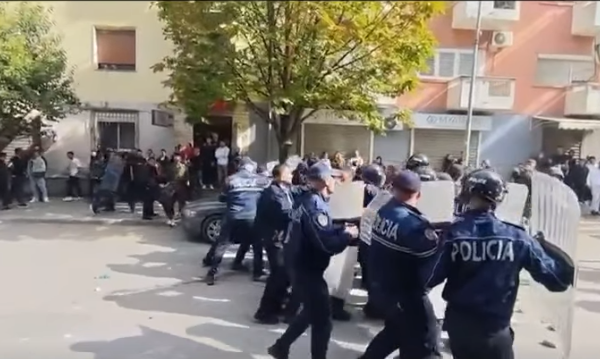 Arrestimet në protestat e Durrësit, gjykata lë 4 persona në “arrest shtëpie” dhe 18 me “detyrim paraqitje”