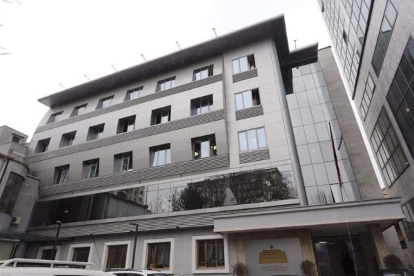 Ministria e Shëndetësisë: Strukturat tona në gatishmëri të plotë për t’u ofruar ndihmë mjekësore të dëmtuarve gjatë protestës