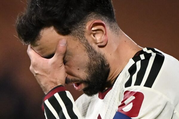 Plas te Manchester United, Fernandes kundër Carrick: Ishte vendimi i trajnerit të luanin atë tip loje