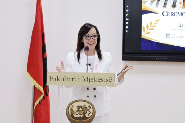Spahiu mesazh studentëve të Mjekësisë: Teknologjinë në duar, shkencën në mendje dhe njeriun në qendër