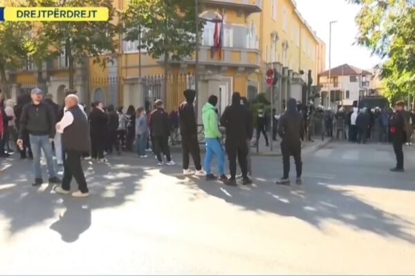 Dita e pestë e protestës studentore, nis tubimi para Ministrisë së Arsimit