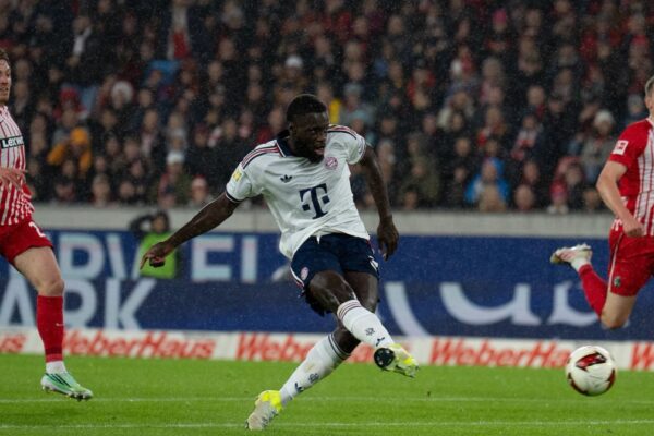 Mungon trajneri Kompany, por Bayern fiton pa problem në transfertë dhe rikthehet në krye (video)