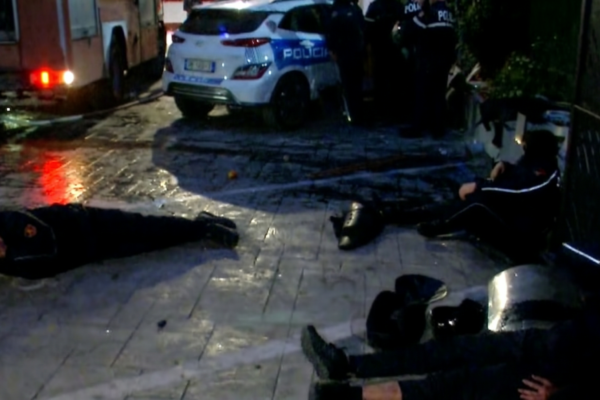 Drejtori i Përgjithshëm i Policisë së Shtetit, Hita: Sulmi ndaj komisariatit nuk është protestë, 10 efektivë të plagosur