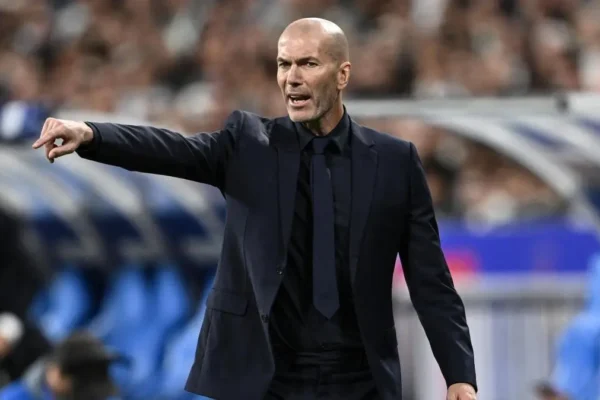 Zinedine Zidane i bën një tjetër “nder” mesfushorit 23-vjeçar, Real Madrid në mëdyshje