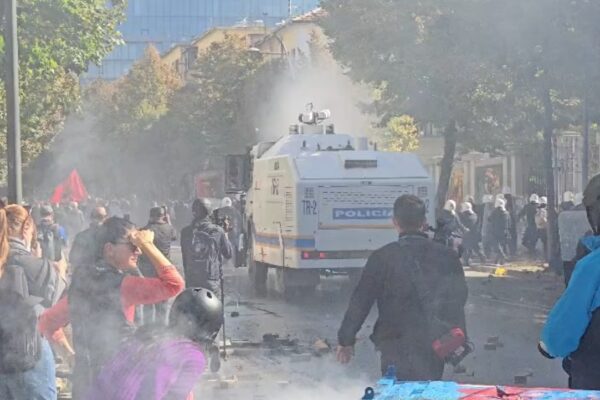 Dita e 5-të e protestës, tensione para Ministrisë së Arsimit mes protestuesve dhe policisë